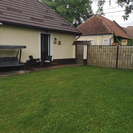Eva'S Little House - Acasa La Taticul Albinelor Apartman Ósinka Kültér fotó